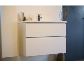 Nærbillede af Cassøe Front 60 cm vaskeskab i hvid med to skuffer, hvid porcelænsvask med armatur.