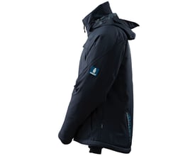 Mascot vinterjakke i mørkeblå, størrelse L, set fra siden med logo på ærmet og synlige lommer.