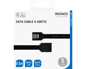 Emballagen viser et sort SATA 3.0-kabel fra Deltaco på 0,5 meter med stik med låseklemme.