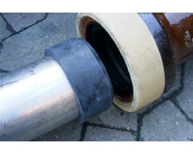 EPDM Ü-ring serie L 944, 10 cm, der monteres på et 100 mm plastrør og en muffeende af et lerrør.