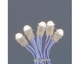 Nærbillede af en samling af fem varme hvide Konstsmide LED'er med tændt lys, der viser detaljer ved kablet og hætten.