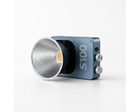 Kompakt S100-studiebelysning til foto og video, 100 W og dæmpbar, med sølvfarvet reflektor monteret.
