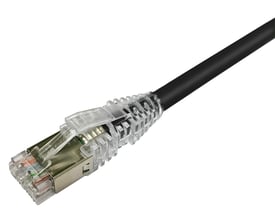 CommScope KAT.6A S/FTP LSZH patchkabel på 12 meter i sort, med transparent RJ45-stik og tydelig aflastning.