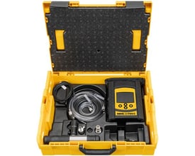 REMS P7-TDX C elektronisk tryk- og lækagetester til vandtest op til 25 bar, vist med slanger og tilbehør i åben gul kuffert.