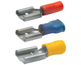 Tre isolerede spademuffer fra Klauke til 1,5-2,5 mm² ledere; en med rød, en med blå og en med gul isolering.