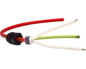 Raychem M25 tilslutningssæt monteret på et rødt kabel, viser kabelgennemføring og isolerede ledere.