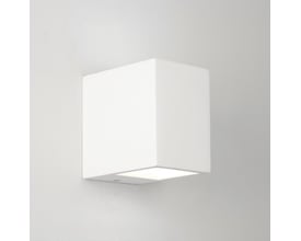 Hvid kubeformet Astro Lighting Mosto væglampe monteret på væg, lyser opad og nedad.