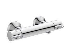 Ideal Standard Ceraplus Safe brusearmatur i blank krom, vist skråt forfra med to greb og vægrosetter.