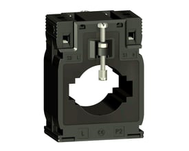 Schneider Electric strømtransformer 500/5A KL1, 6VA, set fra en let vinkel, tydeligt viser den sorte plastkonstruktion og monteringsmuligheder.