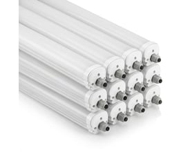 Flere hvide V-TAC LED-armaturer med aflange skærme og grå kabeltilslutninger, model på 48 W og 150 cm.