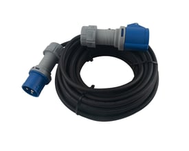 VAERK 15M CEE 3P forlængerkabel med 16A IP44, 3G1,5 H07RN-F kabel. Kabel med blå og grå CEE stikprop samt forlængerled, på hvid baggrund.
