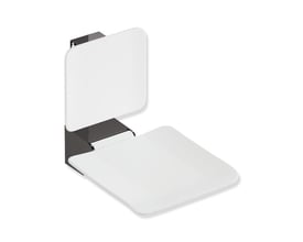 HEWI System 900 klapsæde med ryglæn, 450 x 450 mm, i sortkrom og hvid, vist åbent.