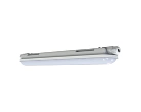 Gråt Ledvance Damp Proof ECO LED-armatur på 600 mm med lang, hvid lysdiffuser og runde endestykker, set skråt fra siden.