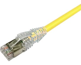 CommScope KAT6A S/FTP patchkabel på 2,5 meter i gul farve med LSZH-kappe og transparent stik.