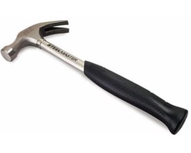 Stanley Steelmaster kløfthammer på 450 g, model 51-031, set skråt med stålskaft og sort ergonomisk håndtag.