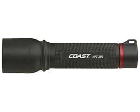 Coast HP7XDL LED lommelygte i sort letvægts plastik med teksturerede greb og rød detaljering nær enden.