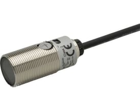 Omron E3FB-DN12 fotoelektrisk sensor med M18 metalgevind, rød LED og 2 meter kabel på hvid baggrund.