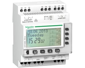 Schneider Electric digitalt kontaktur ITA, 4 kanaler, med stort display der viser dato, tid og kanaler A, B, C, D.