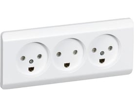 Lauritz Knudsen OPUS 66 hvid trippel stikkontakt med jord og integreret ramme, 2½ modul med tre runde danske stik.
