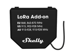 Shelly LoRa add-on i sort, kompakt modul med påtrykt frekvensinformation og en buet ledning.