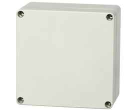 Lukket Fibox Euronord PC121207 monteringskasse i lysegrå polycarbonat, måler 120x122x65 mm, med fire skruehuller.