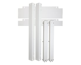 Schneider Electric rammesæt til planforsænkning af FDP252/292. Komponenterne er hvide og lavet af metal, klar til montering.