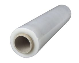Håndstrækfilm i cast-type, 0,02 mm tyk, 450 mm bred og 300 meter lang, præsenteret på en rulle med papkerne.
