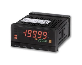 Omron K3HB-XAA digital panelmåler i sort plast med stort 2-linjers display, der viser '49999' og '20000'.