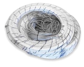 ThermoNova Kita Air rør og kabel kit, 12,5 m, samlet i et bundt med hvidt præisoleret kølerør og grå kabler indeni.