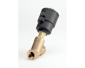 Nærbillede af Danfoss AV210D NC magnetventil i bronze, viser den typiske vinkelform og gevind for 1 1/2" tilslutning.