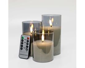 LEDlife LED bloklys sæt i gråtonet glas med flammeeffekt, Ø7,5 cm, med fjernbetjening foran på hvid baggrund.