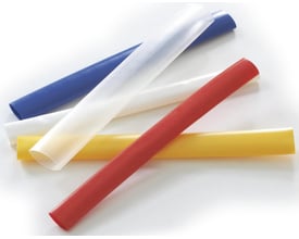 En samling af krympefleks i forskellige farver: blå, hvid, gul og rød, arrangeret på en hvid baggrund.