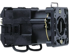 Schneider Electric drejeomskifter K1D032B med 12 positioner og 12A nominel strøm, set fra siden med sorte plastkomponenter og metaldele.
