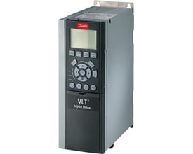 Frontbillede af Danfoss VLT AQUA Drive FC 202 frekvensomformer, der viser mærkaten med logo, modelnavn og specifikationer.