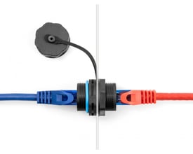 DeLock RJ45 Cat.6A kabelkonnektor forbinder blå og røde netværkskabler med beskyttelseshætte tilkoblet.