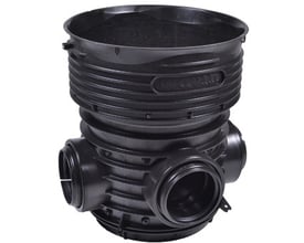 Sort Wavin Tegra inspektionsbrønd i PP-plast med tre indgange og én afgang til 200 mm rør.