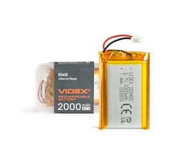 Genopladeligt Videx Li-pol-batteri på 2000 mAh med orange folie, ledninger og stik ved siden af emballagen.