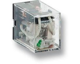 Omron 8-polet stik PT08-0, et transparent plasthus afslører de indre komponenter og printkortterminaler til bagtilslutning.