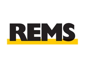 REMS logo med sort tekst 'REMS' på en hvid baggrund over en gul stribe.