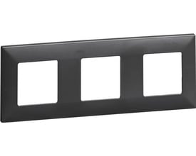 Lauritz Knudsen Fuga CE60 ramme i mørkegrå, designet til tre 1-moduls indsatser i CE60 dåser.