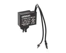 Omron RC-lyddæmperenhed J74KN-C2-RC24 for 12-48 VAC/DC med sorte ledninger, fremstillet i Kina.