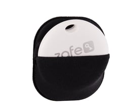 Sort Zafe-sleeve til nøglebrik med hvid nøglebrik stukket ned i den åbne Velcroholder.