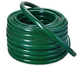 IQ grøn vandslange i PVC, 25 meter lang og 1/2" i diameter, rullet sammen og klar til brug i haven.