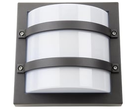 SG Armaturen Largo vægarmatur i grafitfarvet aluminium med to mørkegrå sikringsbøjler, der holder den hvide, buede skærm på plads.