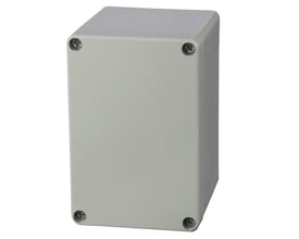 Fibox Euronord kasse 80x120x85 i polycarbonat med gråt dæksel og synlige rustfri ståldækselskruer på hvid baggrund.