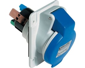 Skråt CEE udtag fra Schneider Electric PratiKa serien med blå kappe, 16A, 3-polet, 250V og IP44 klassificering.