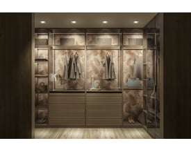 Indendørs garderobeløsning med indbygget belysning, hængende tøj og skuffer i en moderne stil.