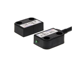 Nærbillede af Omron F3S-TGR-NMPC-21 05 magnetswitch, der viser den grønne LED-indikator og mærkning med produktinformation.