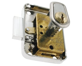 Ruko 1614 cylindrisk møbellås fra Assa Abloy i krom, set skråt med låsecylinder og indvendig mekanisme synlig.