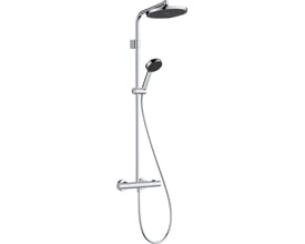Komplet hansgrohe Activera S Showerpipe 240 i krom, med hovedbruser, håndbruser og termostat monteret på en bruserstang.